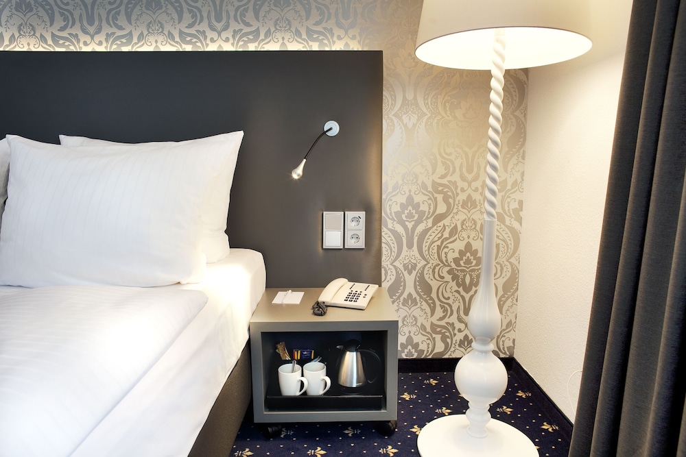 Standard Room, 1 Queen Bed photo 3