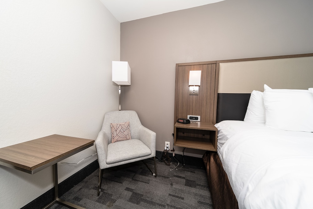 Standard Room, 1 King Bed, Non Smoking - Photo 9