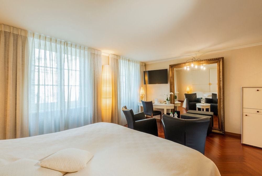 Superior Double Room, River View - Photo 4