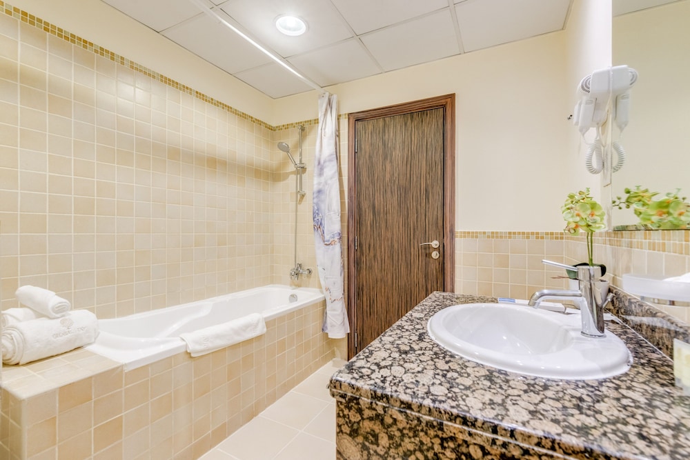 Elite Apartment, 4 Bedrooms, Balcony photo 2