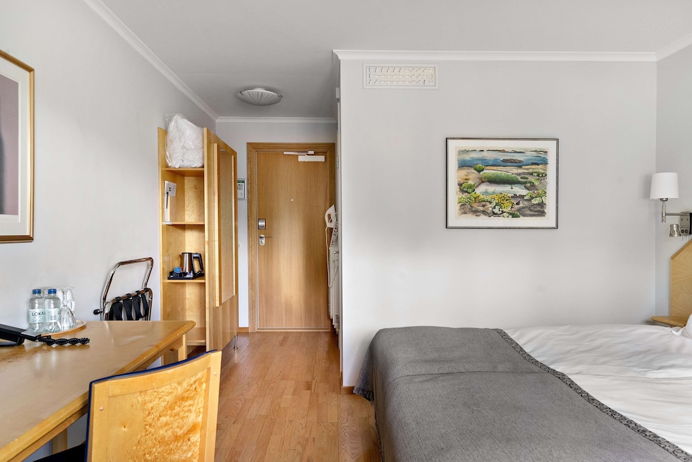 Economy Room, 1 King Bed, Non Smoking - Photo 2
