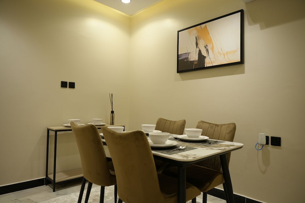 Luxury Apartment, 1 King Bed, Housekeeping, Garden View