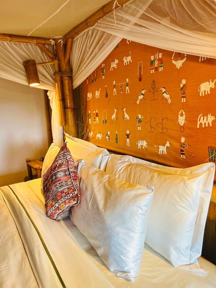 Boutique Cottage with Balcony Bathtub - Photo 3