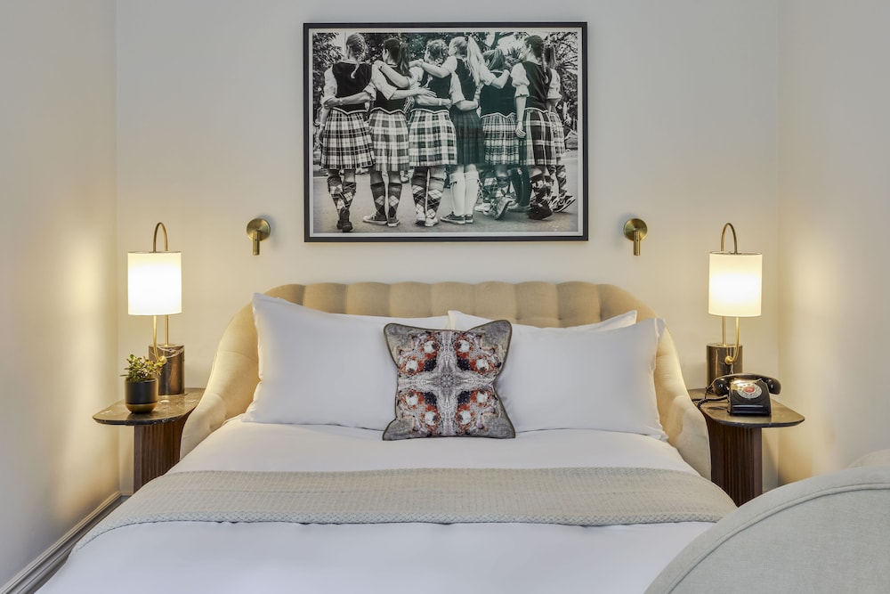 Grand Chamber Queen Suite