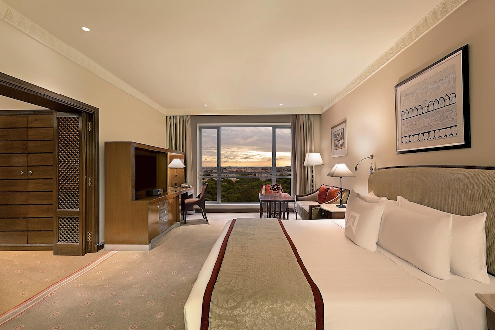 Club Room, 1 King Bed, City View - Photo 5