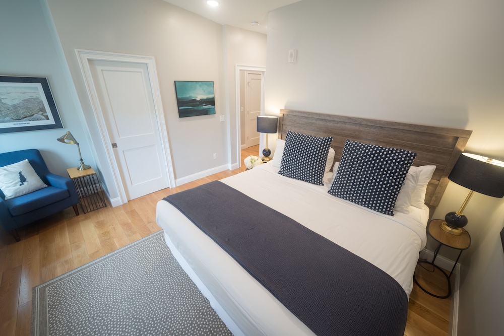 Unit 5 – Luxury Apartment, 3 Bedrooms, Harbor View photo 2