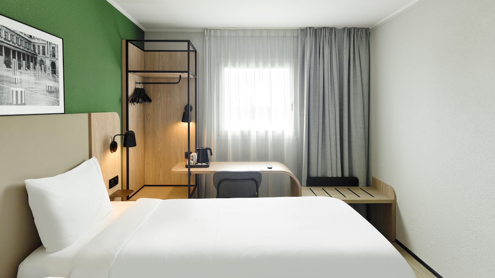 Standard Room, Multiple Beds - Photo 1