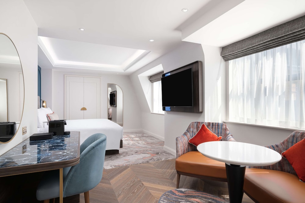 Junior Suite, 1 King Bed (St Paul's) thumbnail 5