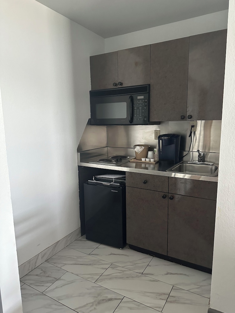 Deluxe Suite, 1 King Bed, Accessible photo 3