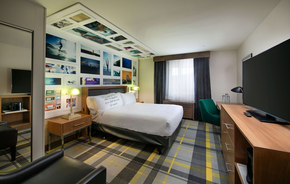 Room, 1 Queen Bed (Campus) - Photo 3