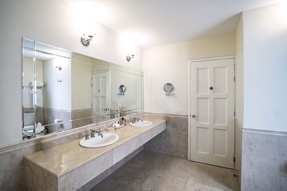 Deluxe Suite - Photo 6