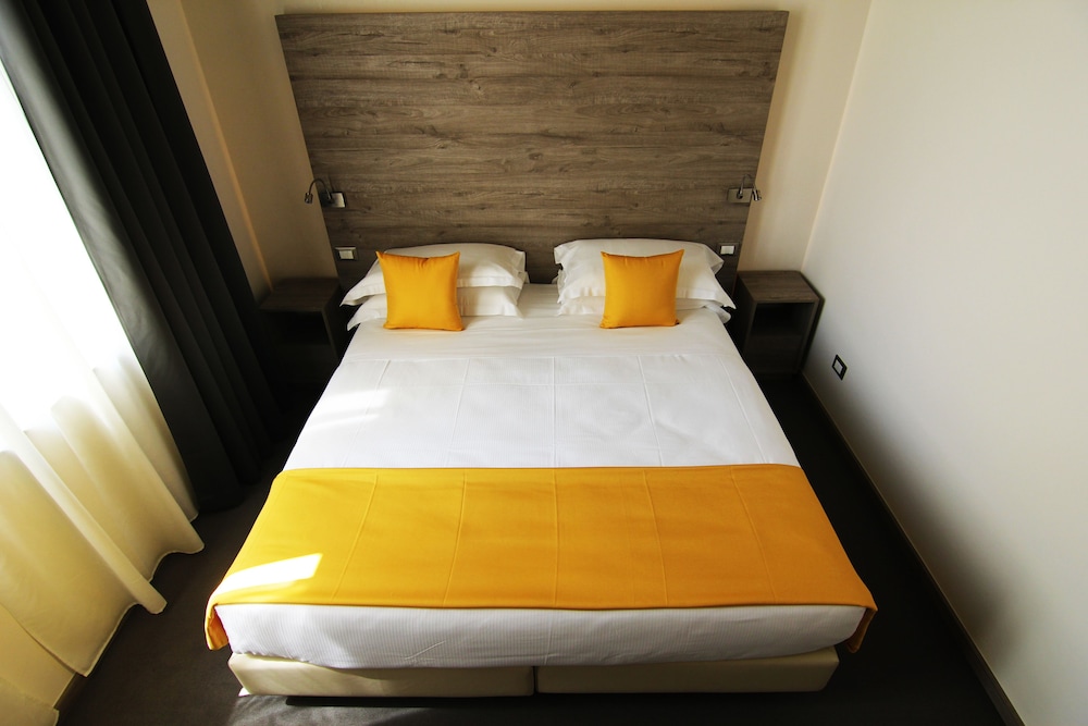 Standard Double Room thumbnail 5