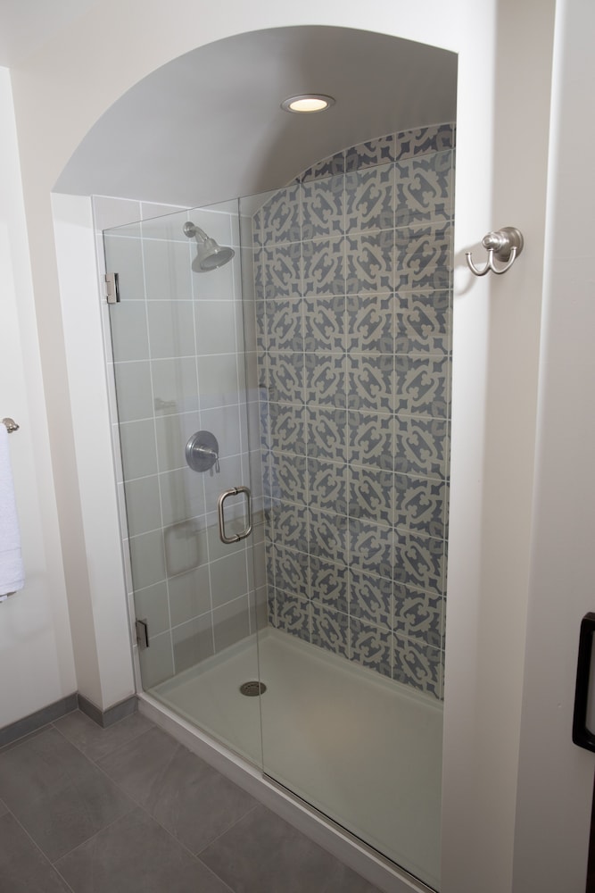 Premium Room, 1 King Bed, Balcony - Photo 5