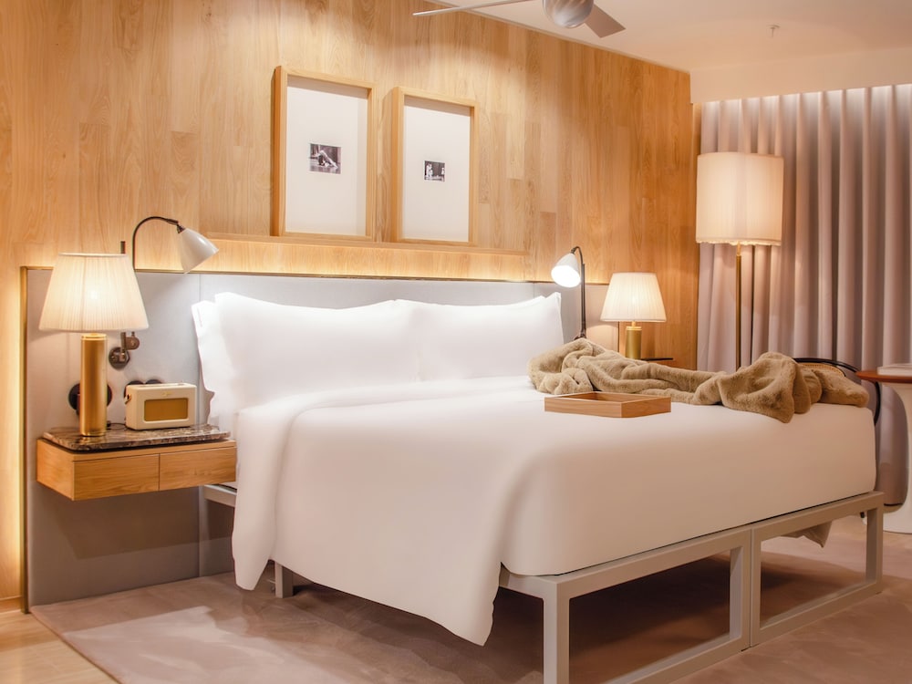 Contemporary Deluxe Room - Photo 4