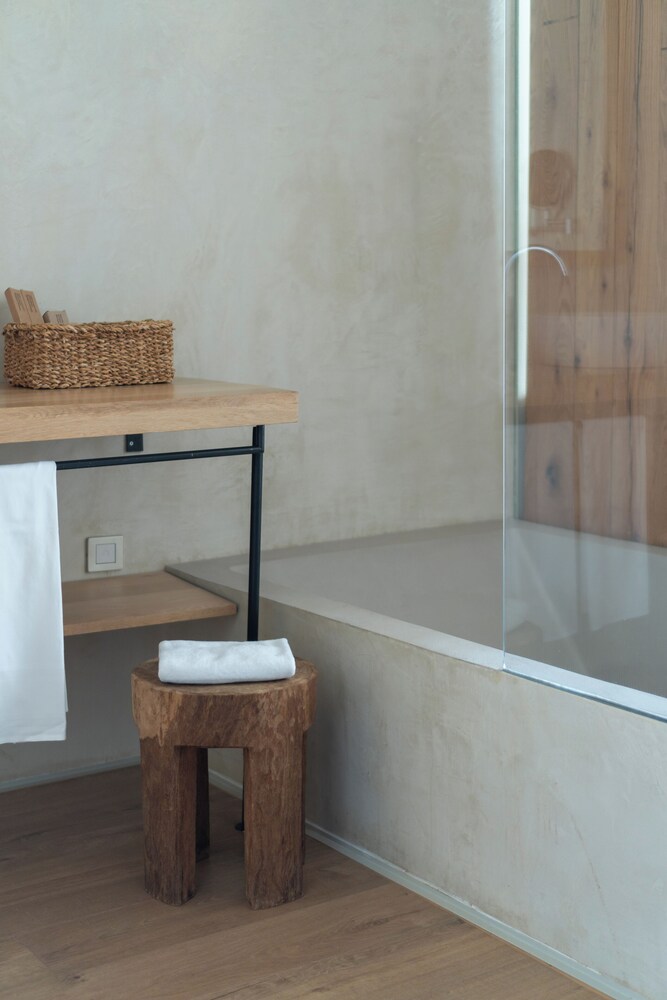 Suite, Patio, Garden Area - Photo 9
