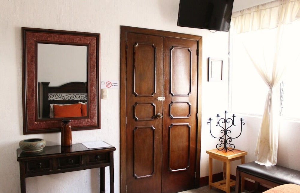 Standard Townhome, 1 Queen Bed, Non Smoking, Courtyard View photo 2