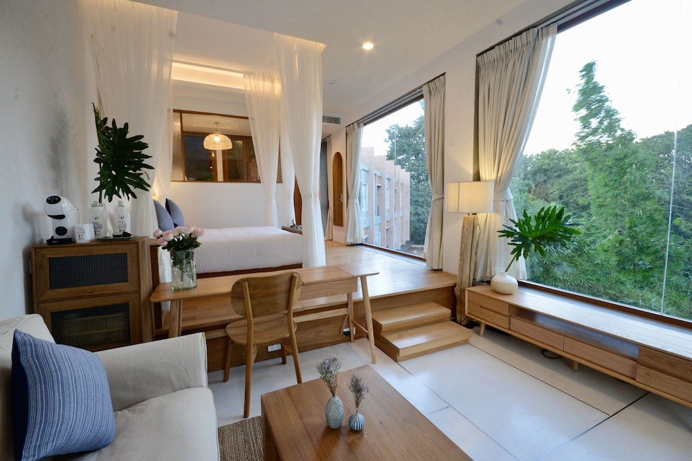 Honeymoon Suite with Bathtub on the Balcony - Photo 12