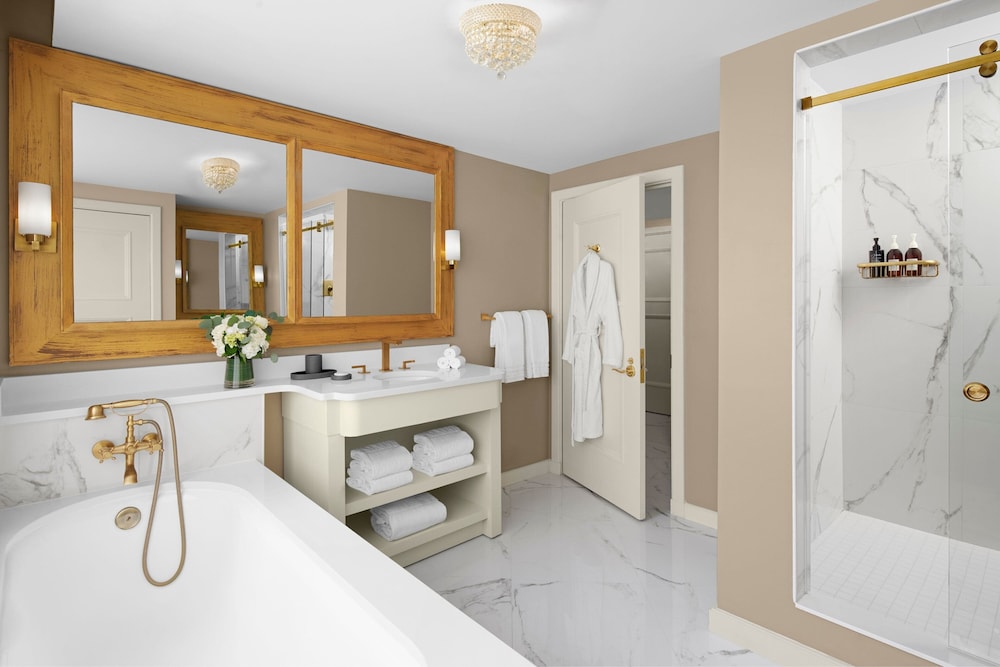 Suite, 1 King Bed thumbnail 5
