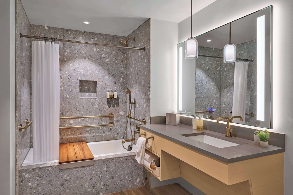 Room, 1 King Bed, Accessible, Partial Ocean View - Photo 4