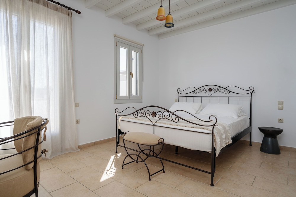 Klassisches Doppel- oder Zweibettzimmer mit Gartenblick