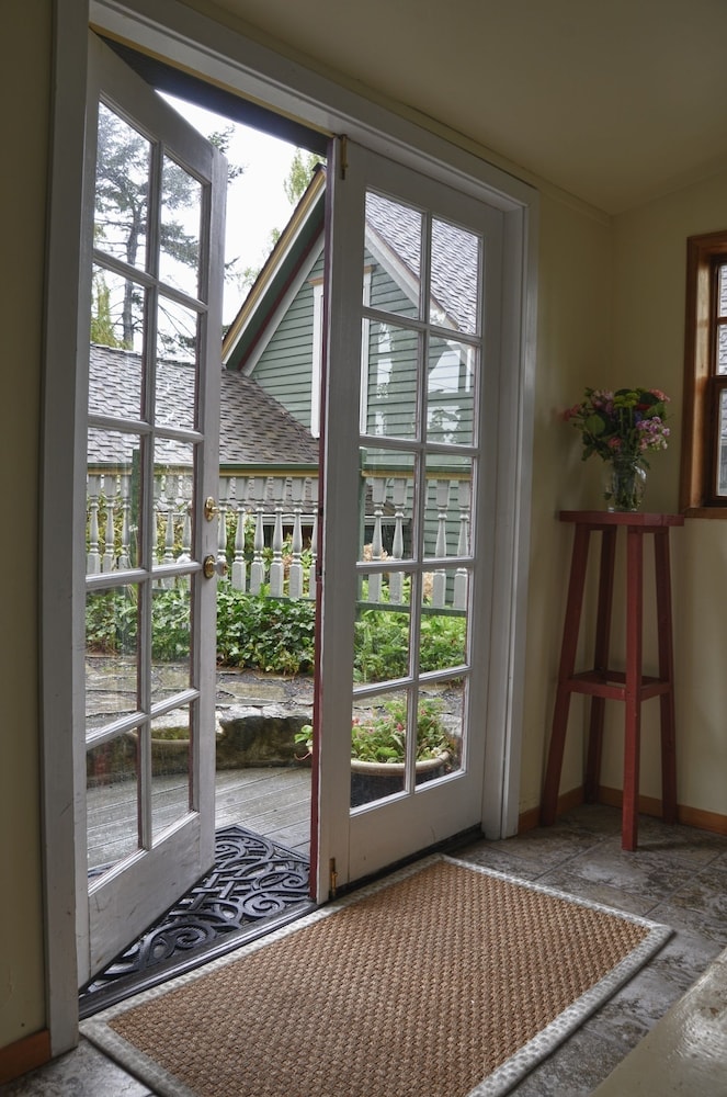 Family Cottage, pet friendly photo 3