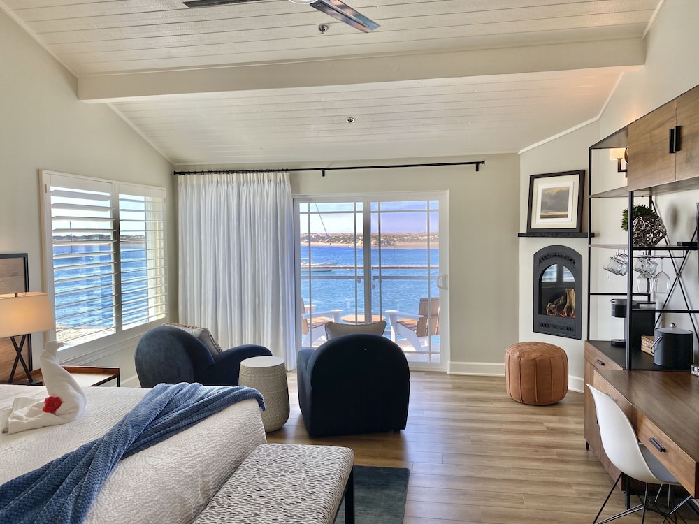 Exclusive Suite, Accessible, Private Bathroom (PORTSIDE Oceanfront King)