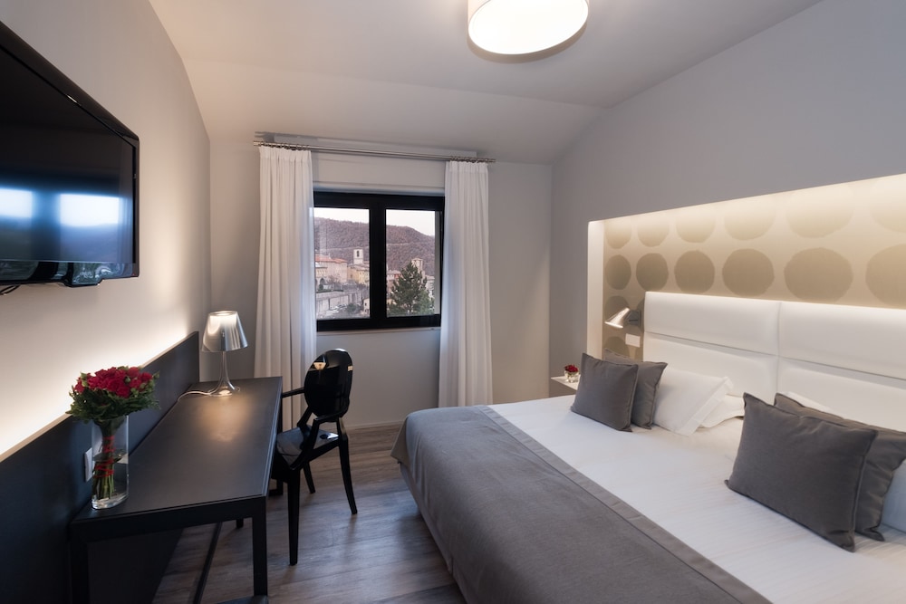 Deluxe Double or Twin Room - Photo 6