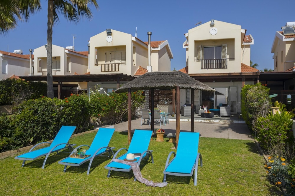 Villa photo 2