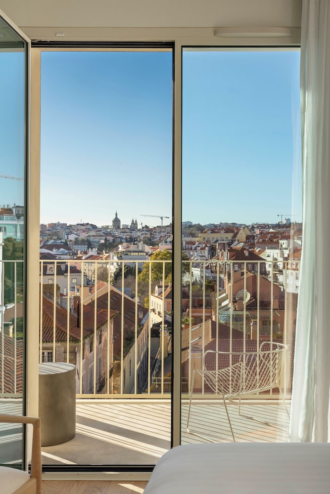 Balcony with City View photo 2
