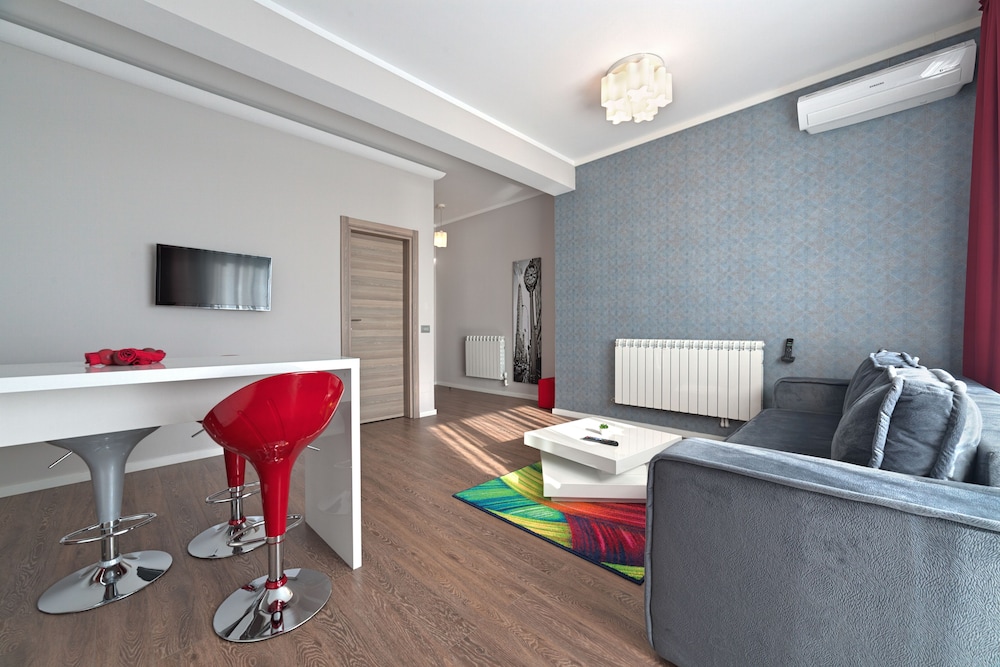 Apartment, 2 Bedrooms, Balcony, Partial Lake View photo 1