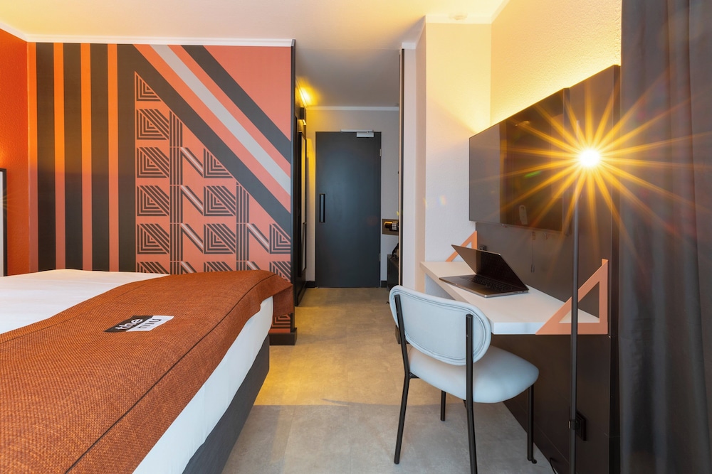 Standard Room, 1 Queen Bed - Photo 11