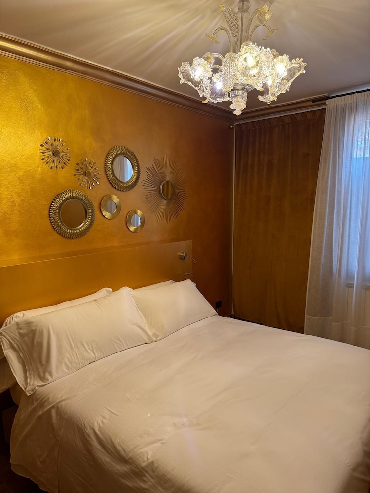Basic Double Room, Shared Bathroom photo 2