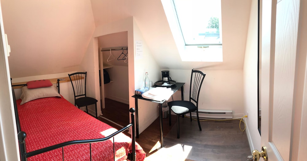 Basic Single Room, 1 Twin Bed, Shared Bathroom photo 1