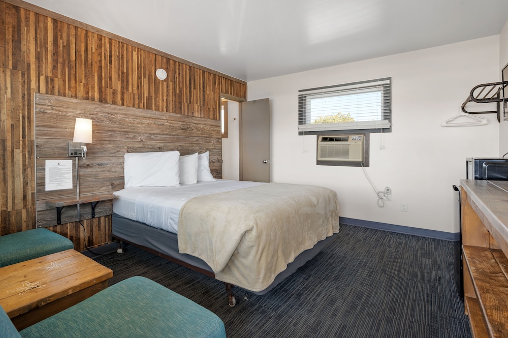 Standard Room, 1 Queen Bed