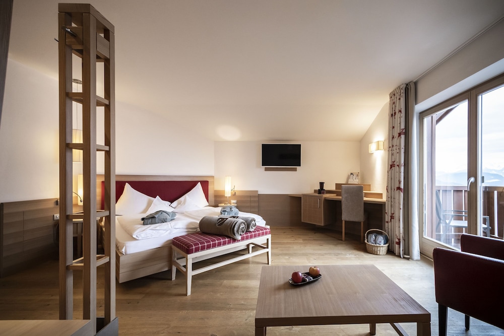 Junior Studio Suite, 1 Queen Bed With Sofa Bed, Balcony, Valley View photo 2