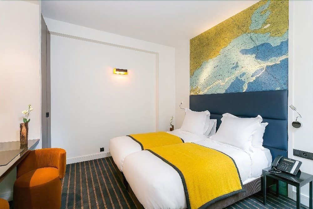 Standard Twin Room thumbnail 5