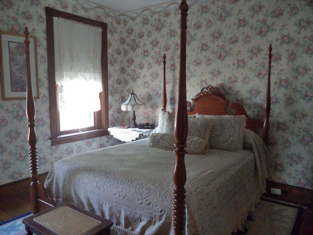 Standard Room, 1 Queen Bed, Non Smoking, Fireplace photo 1