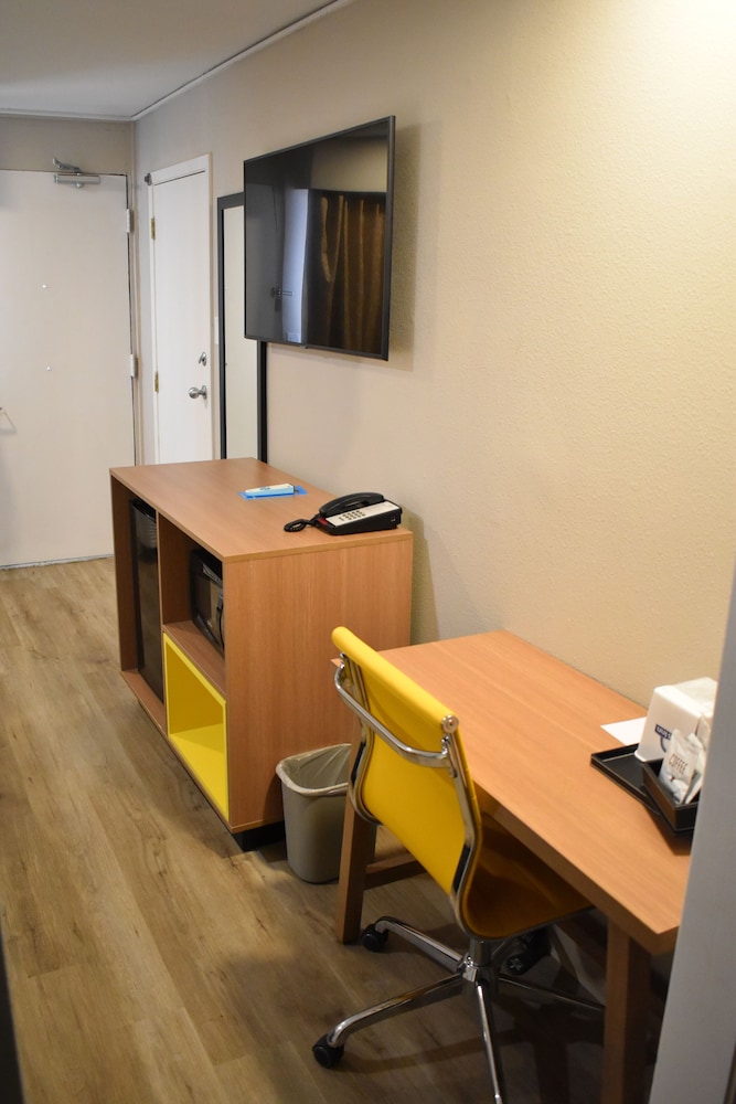 Room, 1 King Bed, Accessible, Non Smoking (Mobility,Hearing,Roll-In Shower) - Photo 3