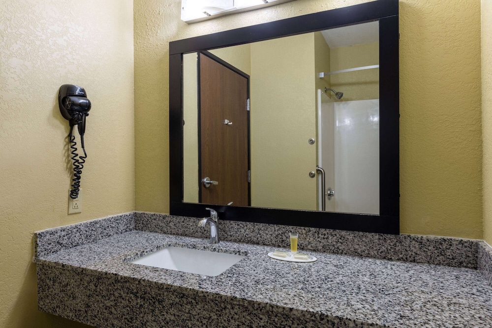 Room, 2 Queen Beds, Non Smoking (Upgraded) - Photo 4