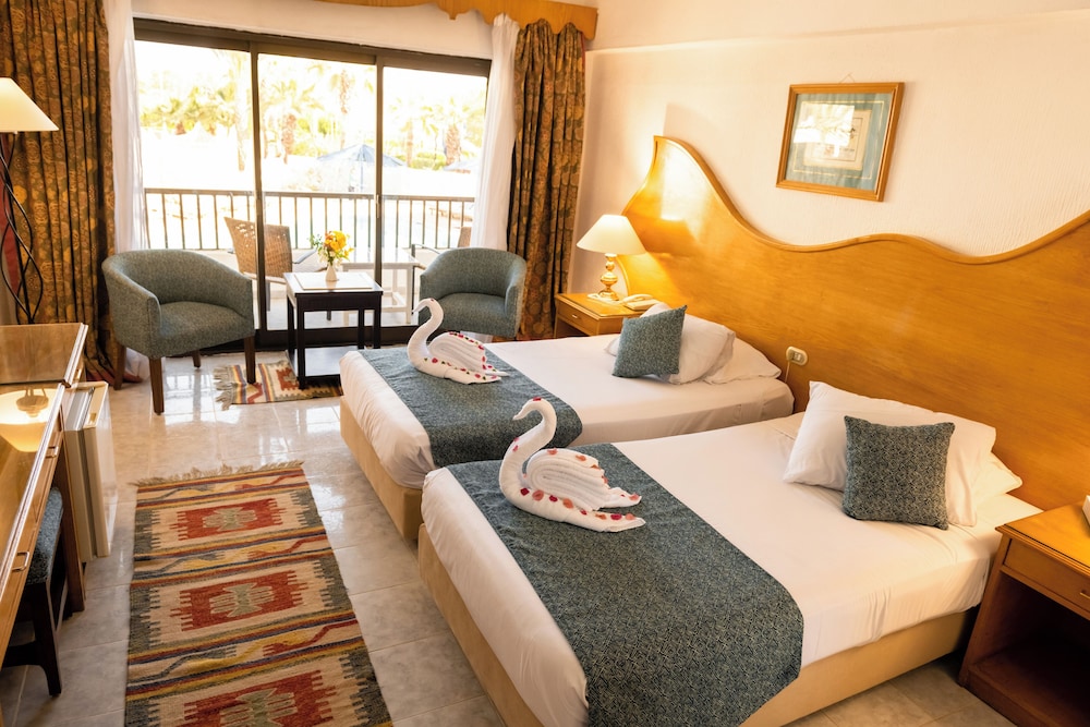 Standard Double Room, 2 Twin Beds, Pool View photo 3