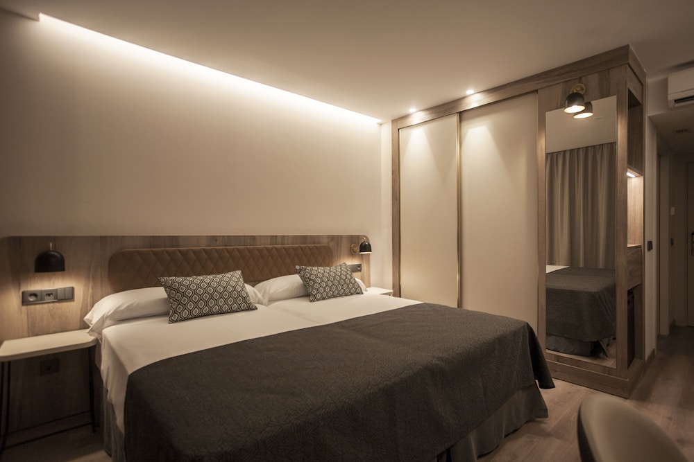 Double Room, Balcony, Pool View - Photo 5
