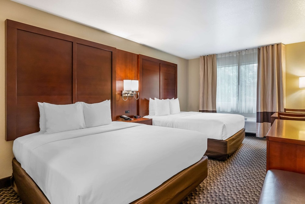 Standard Room, 2 Queen Beds, Non Smoking - Photo 1