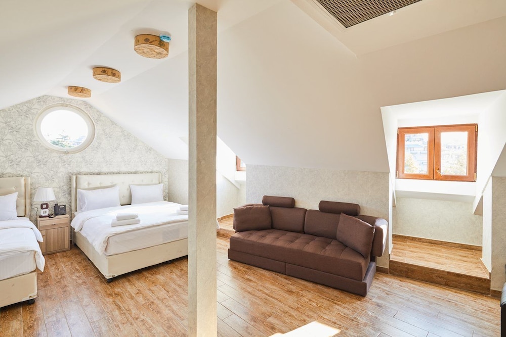 Family Quadruple Room, 3 Twin Beds photo 2