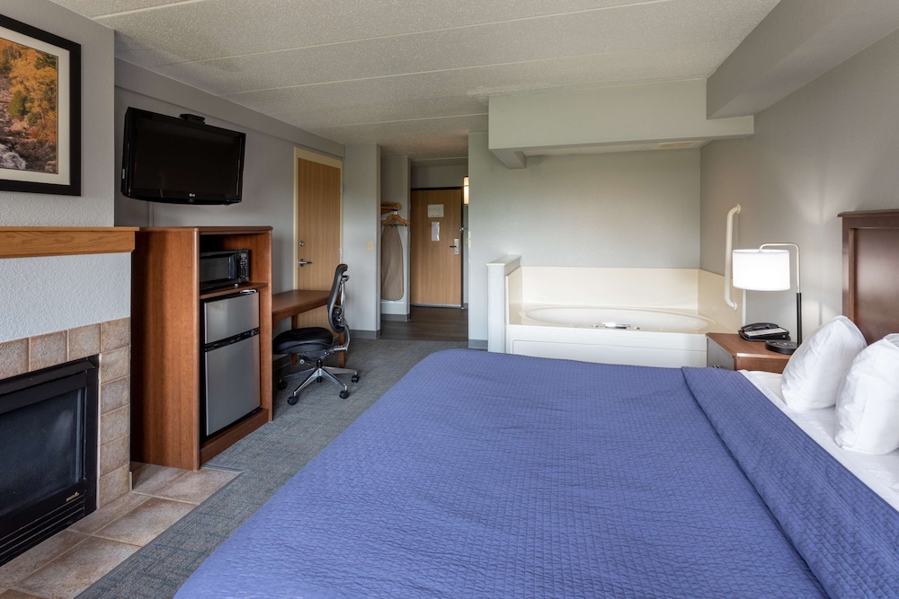 Room, 1 King Bed, Pool Access (Whirlpool)