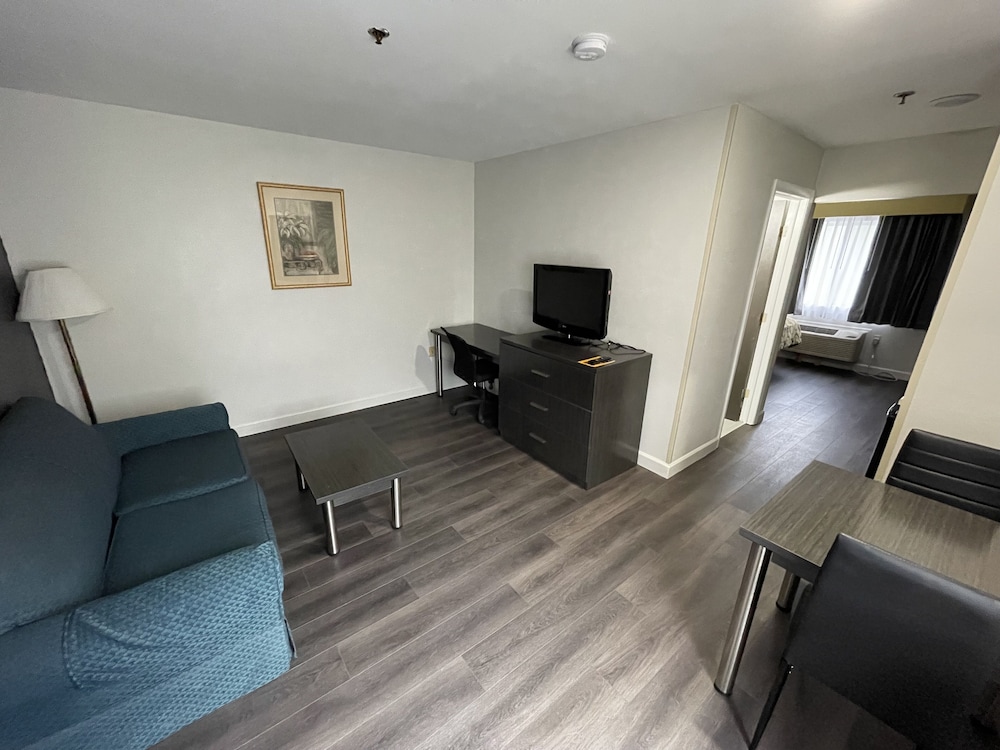 Deluxe Suite, 1 Queen Bed, Non Smoking (Business) photo 3