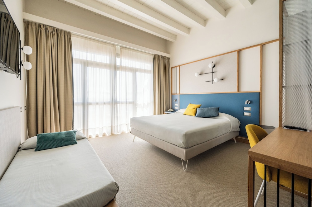 Triple Room, Beach View photo 3