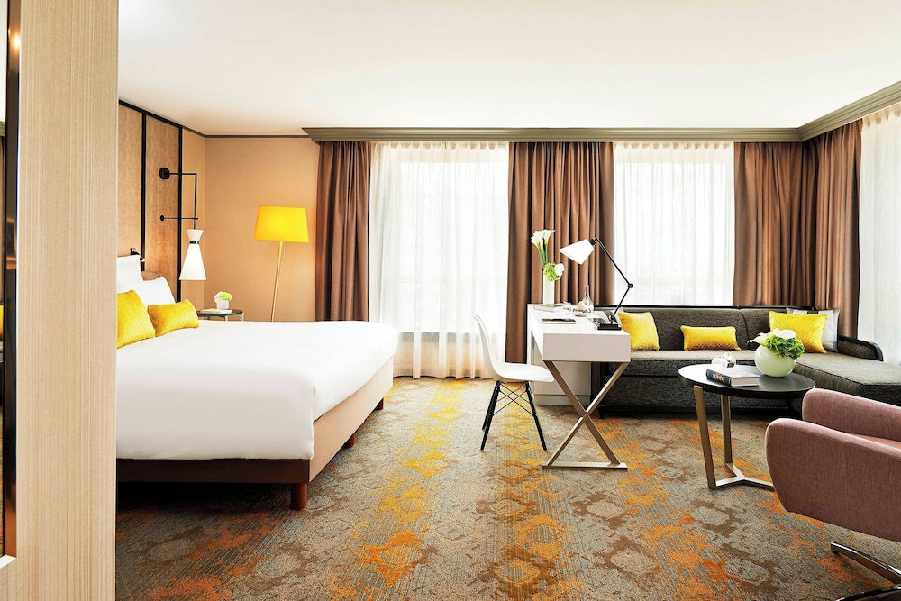 Junior Suite, 1 King Bed with Sofa bed - Photo 1