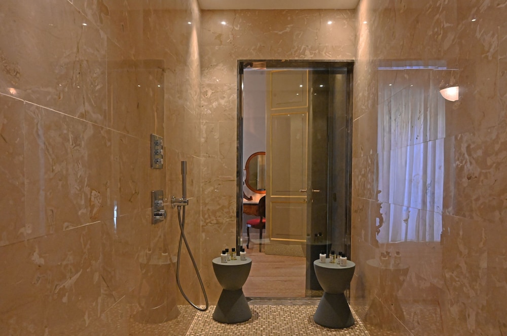 Presidential Suite, Hot Tub, City View thumbnail 6
