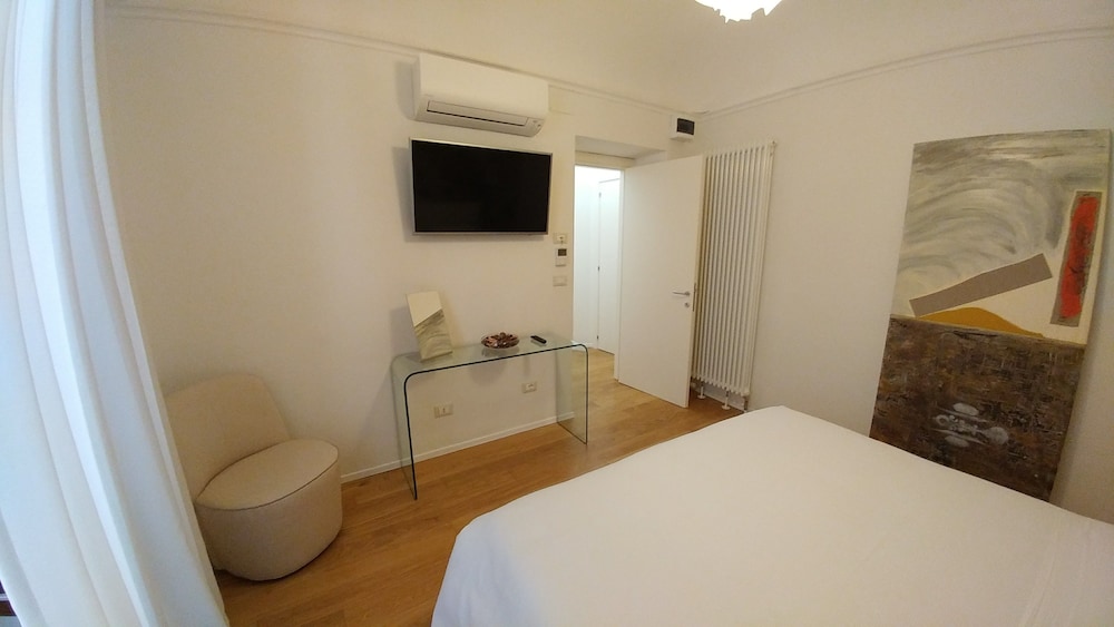 Deluxe Suite, 1 King Bed with Sofa bed, City View photo 2
