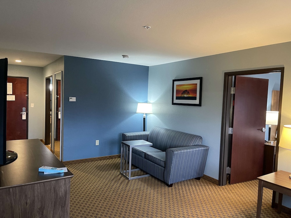 Executive Suite, 1 King Bed, Non Smoking, Refrigerator & Microwave (with Sofabed) photo 3